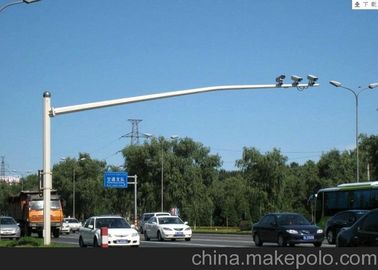 China 10m Gegalvaniseerd Verkeersstaal Lichte Polen met Duurzaam/Enig Wapen, 600*600*20mm Grondplaat leverancier