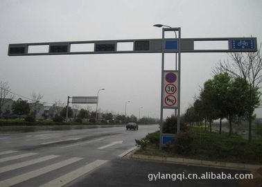 China Het Verkeerslicht Pool Gr65 4m/6m van de signaalaanpassing Gegalvaniseerde Weg Lichte Polen leverancier