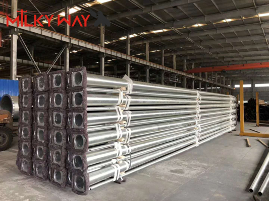 China Gegalvaniseerde verkeerslichtmast 10M Hoogte 7M Kruisarm leverancier