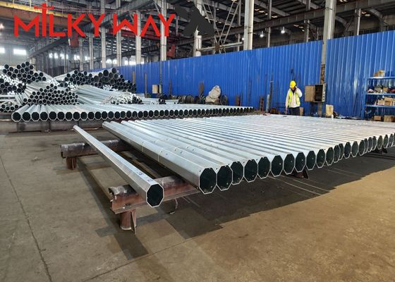 Op maat gemaakte bevestigingshoogte gegalvaniseerde stalen paal met geslepen basisplaat en ankerbout bevestiging